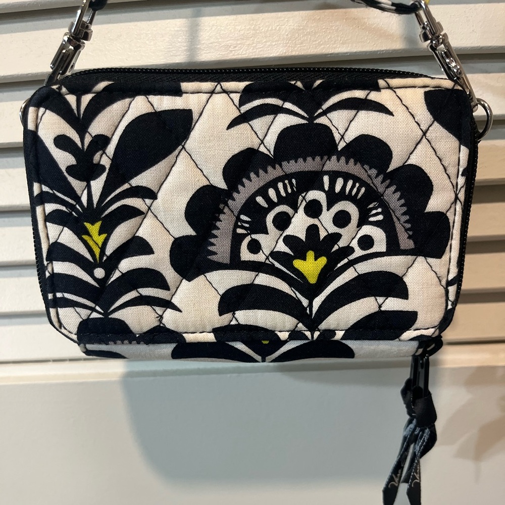 Stylish Vera Bradley Black and White Quilted Women's Cross Bag - Picture 4 of 8